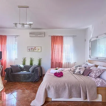 Mihaela بيت ضيافة فاجانا