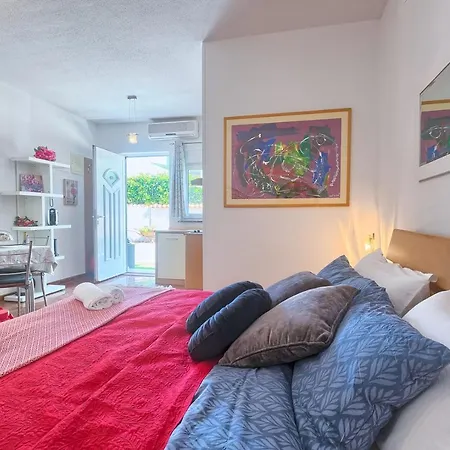 Mihaela 3* فاجانا