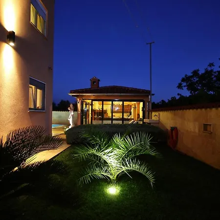 Mihaela 3* فاجانا