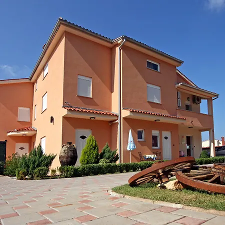 Mihaela 3* פאז'אנה